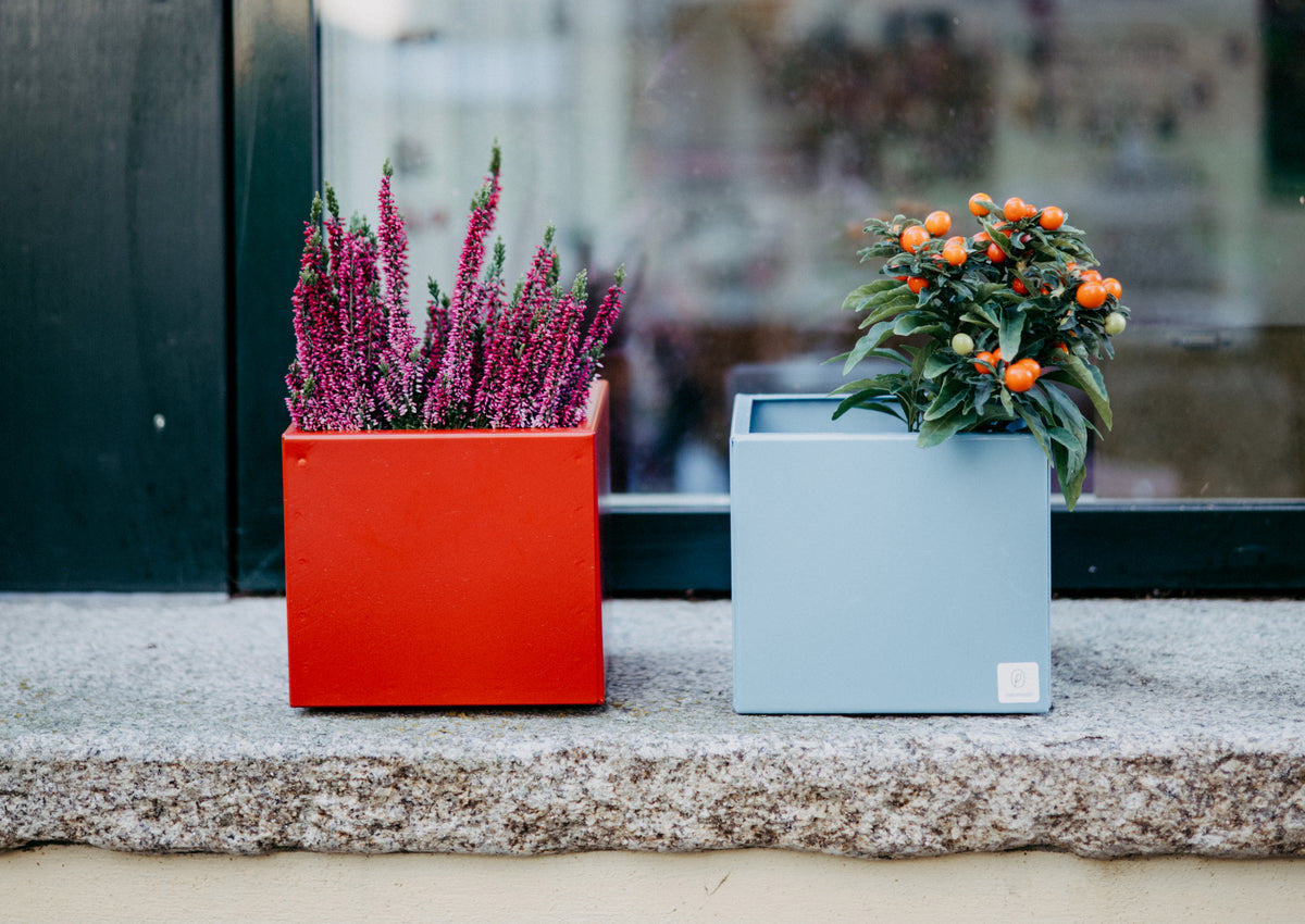 dekoration metall langlebig nachhaltig bunt design schlicht zeitlos hochwertig rot blau Blumentopf